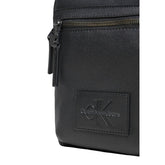 Hochformatige Calvin Klein Herren-Tasche aus Kunstleder mit Logo-Prägung